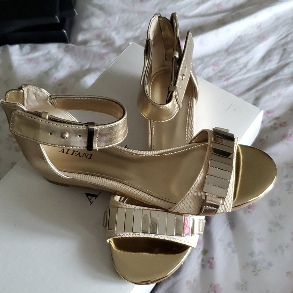 Alfani Cream and Gold Sandals